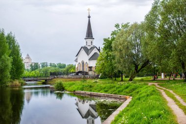 St. Petersburg, Rusya, 2019 yazı. Göletin yanındaki Pulkovo Parkı 'nda St. Petersburg' da Aziz George Kilisesi var.