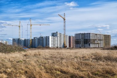 Baharda terk edilmiş bir tarımsal alanda çok katmanlı bir yerleşim tesisi inşa ediliyor.