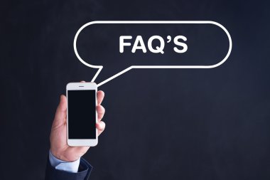 El ele tutuşan akıllı telefon.