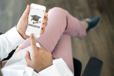 Erkek eller akıllı telefonu tutuyor.