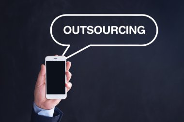 El ele tutuşan akıllı telefon.