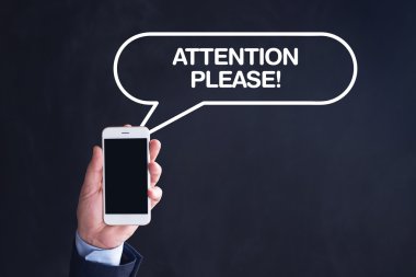 El ele tutuşan akıllı telefon.