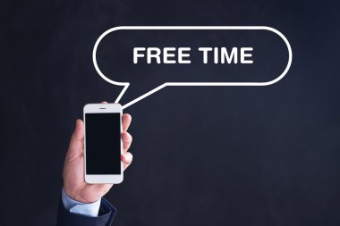 El ele tutuşan akıllı telefon.