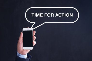 El ele tutuşan akıllı telefon. 