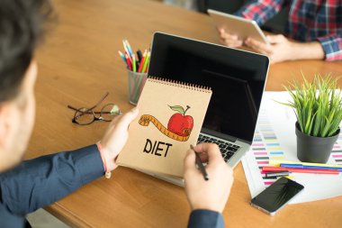 Not defteri tutan eller