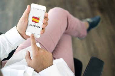 Erkek eller akıllı telefonu tutuyor.