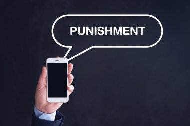 El ele tutuşan akıllı telefon.