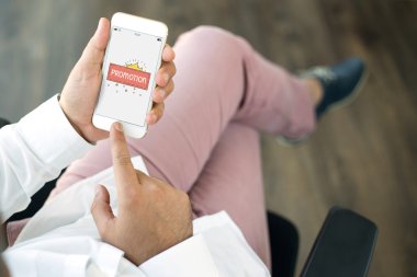 Erkek eller akıllı telefonu tutuyor.