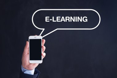 El ele tutuşan akıllı telefon.