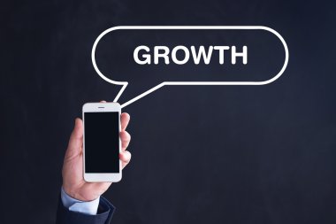 El ele tutuşan akıllı telefon.