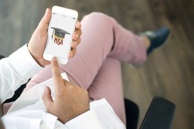 Erkek eller akıllı telefonu tutuyor.