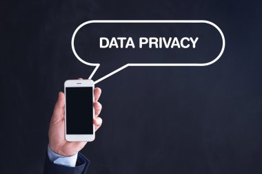 El ele tutuşan akıllı telefon. 