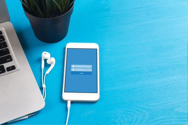 Mavi masanın üzerinde yatan smartphone