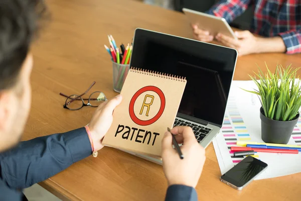 Not defteri tutan eller