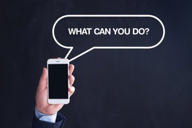 El ele tutuşan akıllı telefon.