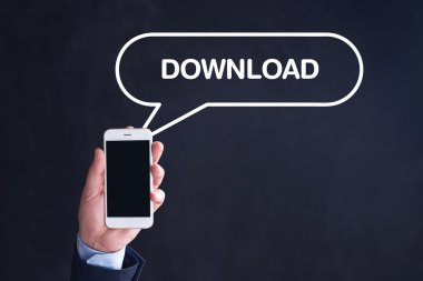 El ele tutuşan akıllı telefon.