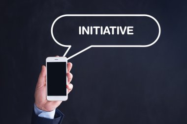 El ele tutuşan akıllı telefon.