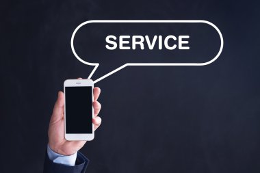 El ele tutuşan akıllı telefon.