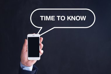 El ele tutuşan akıllı telefon.