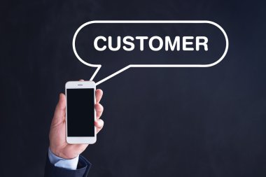 El ele tutuşan akıllı telefon.