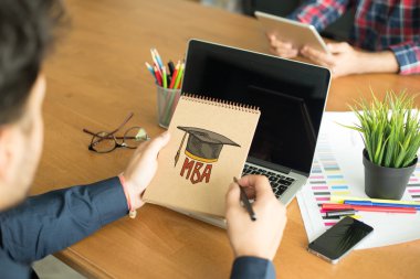 Not defteri tutan eller