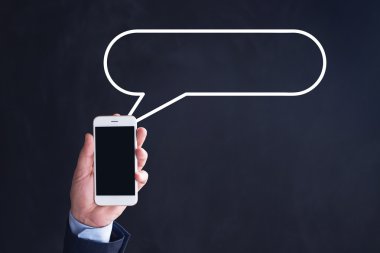 El ele tutuşan akıllı telefon.