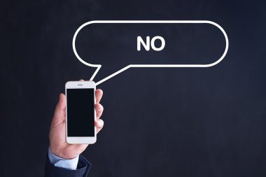 El ele tutuşan akıllı telefon.