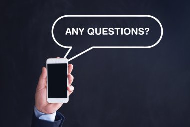 El ele tutuşan akıllı telefon.