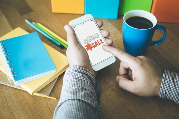 Manos sosteniendo smartphone — Foto de Stock