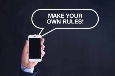 El ele tutuşan akıllı telefon. 