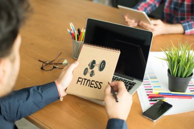 Not defteri tutan eller