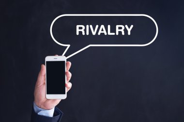 El ele tutuşan akıllı telefon.