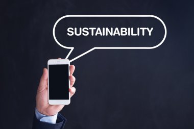 El ele tutuşan akıllı telefon.