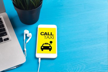 Mavi masanın üzerinde yatan smartphone