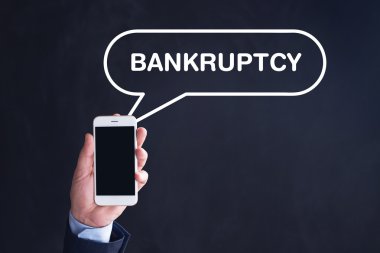 El ele tutuşan akıllı telefon.