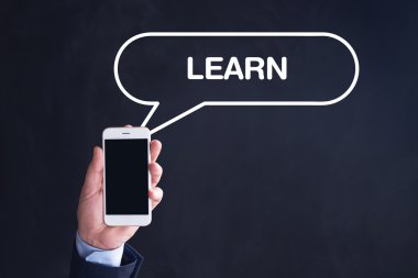 El ele tutuşan akıllı telefon.