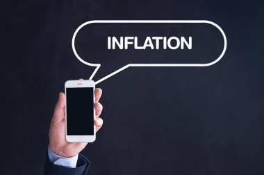 El ele tutuşan akıllı telefon.