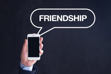 El ele tutuşan akıllı telefon.