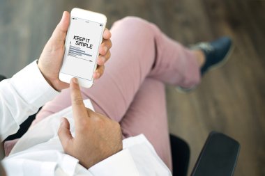 Erkek eller akıllı telefonu tutuyor.