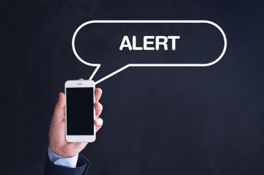 El ele tutuşan akıllı telefon.