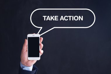 El ele tutuşan akıllı telefon.