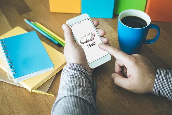 Manliga händer med mobiltelefon — Stockfoto