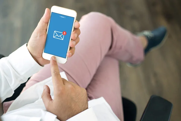 Mannelijke handen met smartphone — Stockfoto