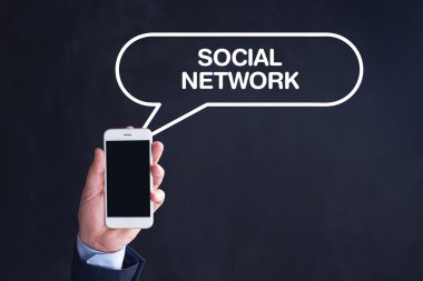 El ele tutuşan akıllı telefon.