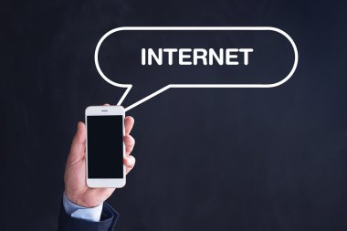 El ele tutuşan akıllı telefon.