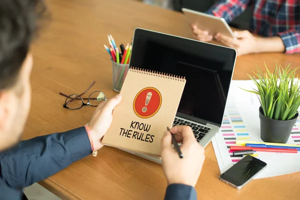 Hände halten Notizblock — Stockfoto