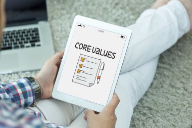 Tablet kullanan adam