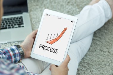 Tablet kullanan adam