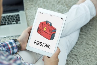 Tablet kullanan adam