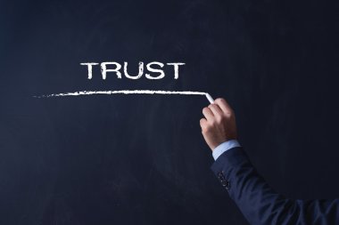 işadamı tahtaya yazma